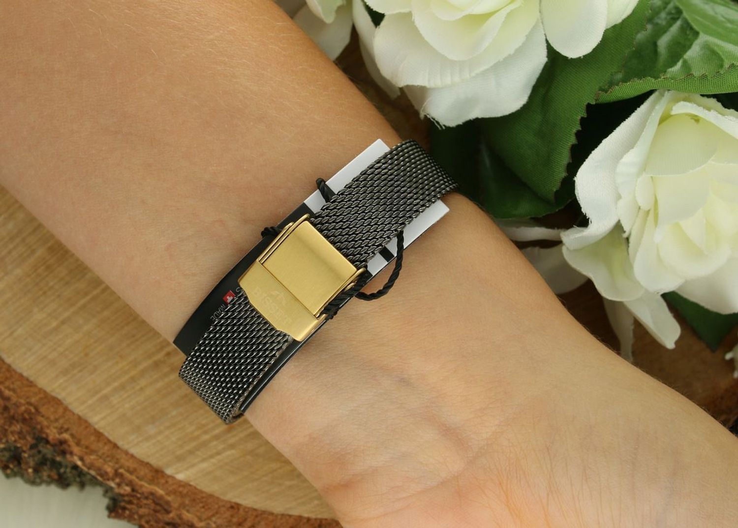 Bisset BSBF30 – elegancki damski zegarek szwajcarski z mechanizmem kwarcowym, złotą kopertą, cyferblatem zdobionym cyrkoniami, szafirowym szkłem i bransoletą G-Link z mikroregulacją.1.jpg